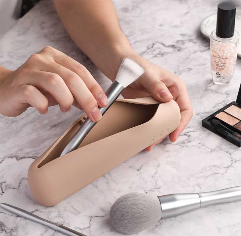 Everything-You-Need-to-Know-About-Silicone-Makeup-Bag.jpg
