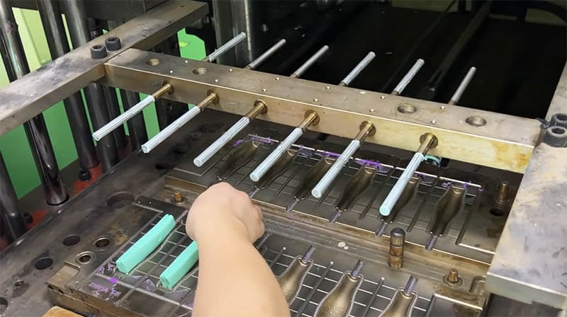 Injection-of-silicone-Silicone-Overmolding (1).jpg