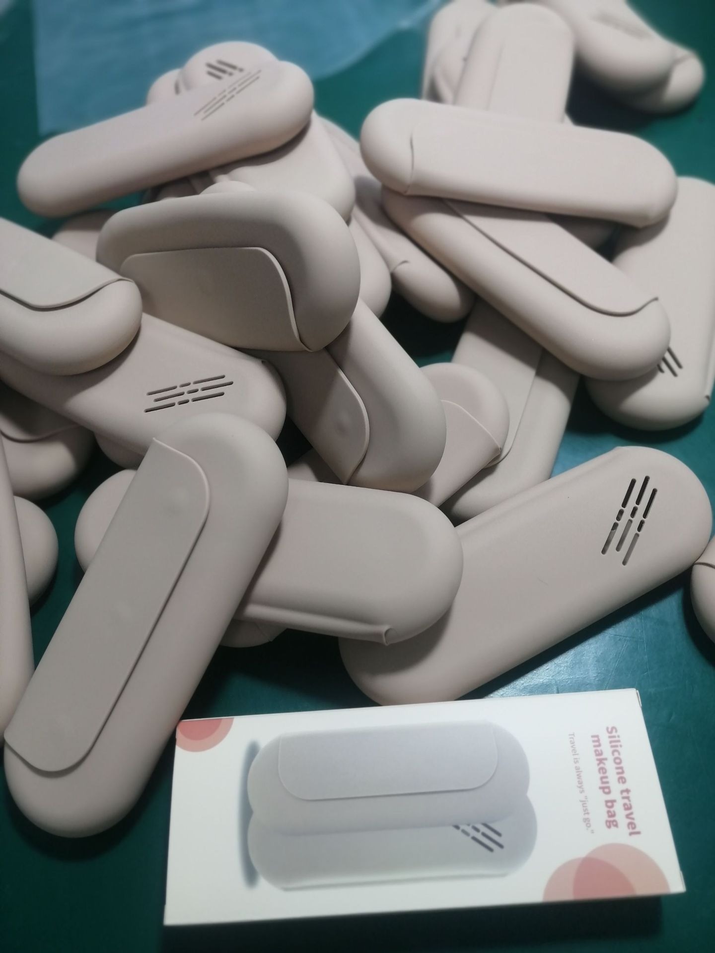 Silicone Travel Makeup Bag OEM (10).jpg